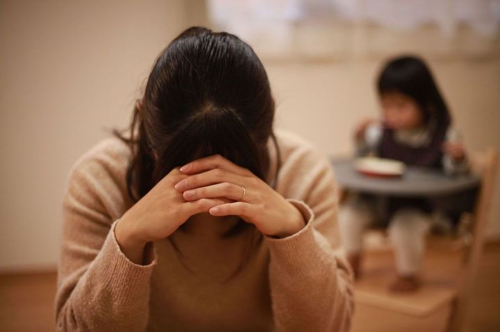 子育てに悩む母親