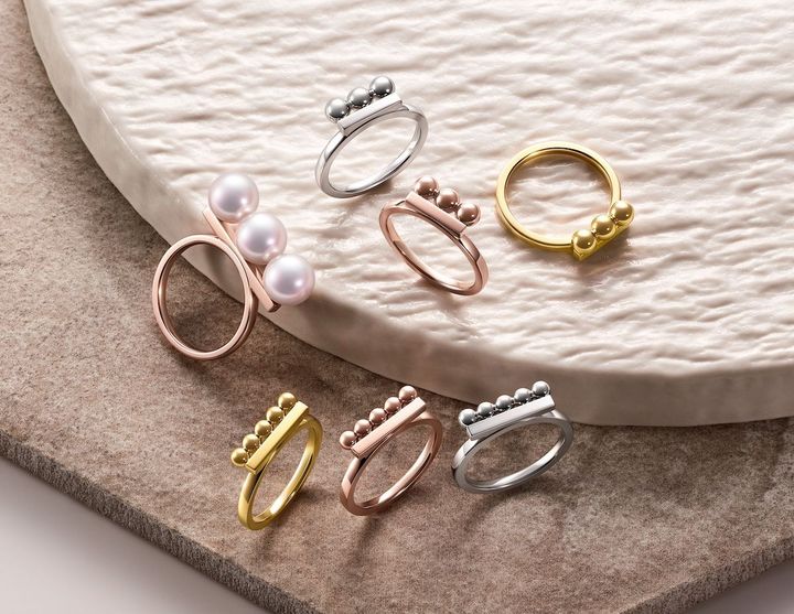 上段 左から順に 「バランス シェイプ ネオ」リング（WG）￥280,500 （SAKURAゴールド）￥280,500 （YG）￥275,000 下段 左から順に「バランス シェイプ シグネチャー」（YG）￥275,000 （SAKURAゴールド）￥280,500 （WG）￥280,500