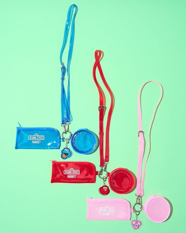 「PVCショルダーポーチ」(各3190円)