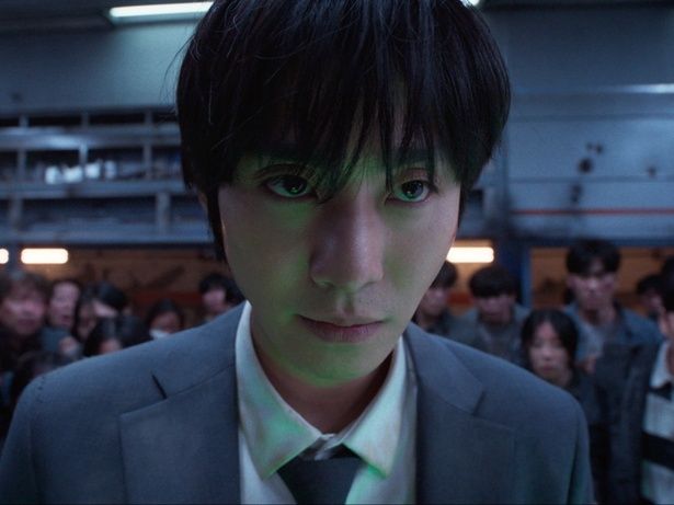 小説の結末を知る唯一の読者、キム・ドクシャを演じるアン・ヒョソプ [c]2025 LOTTE ENTERTAINMENT, SMILEGATE, REALIES All Rights Reserved.