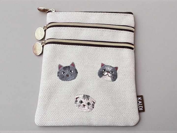 メイク道具一式入りそうなサイズ感