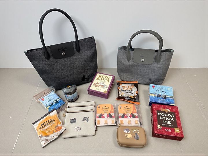 カルディで毎年大人気！ 2月22日の猫の日を記念して限定発売される「ネコの日バッグ」が、2026年も発売となりました。今回は、「ネコの日バッグ」と「ネコの日バッグプレミアム」をゲットしたリポートと、まだある「入手チャンス」についてご紹介します。