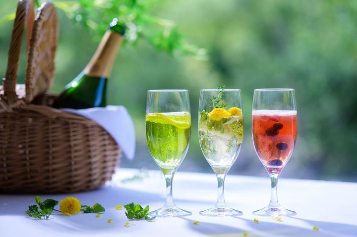 （左から）「抹茶×レモン」黄色と薄緑が優しく混ざり、森がほんのりと色づく芽吹きはじめの景色をイメージ。「ライム×タイム」若葉色の透明感と爽やかな新緑の香りが広がる様子をイメージ。「カシス×ベリー」芽吹きの森に、そっと映える赤く染まるカツラの葉をイメージ