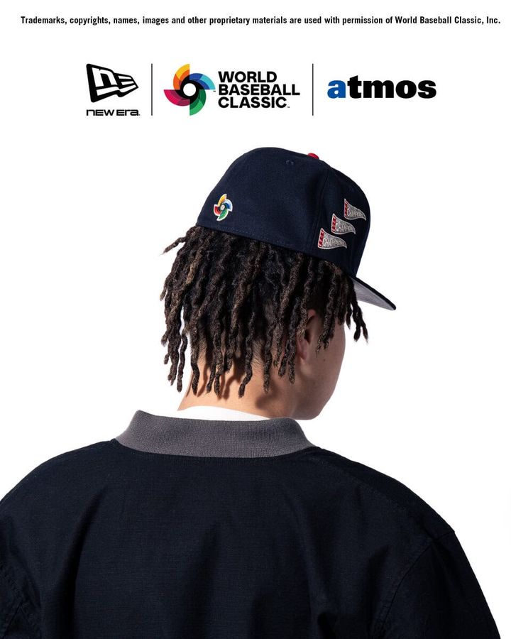 サイドには、侍ジャパンがこれまでに世界の頂点に立った優勝年をフラッグモチーフで刺繍し、その歴史と誇りをディテールとして刻み込んでいる。さらに、内側には日の丸タグを配し、見えない部分にまで日本代表へのリスペクトを込めた仕様に。