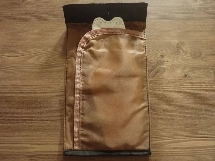 DAISO(ダイソー)：抗菌マスクポーチ(三つ折りタイプ)