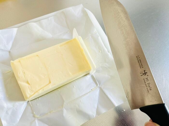 包丁を汚さずに『バター』を切る方法。小分け保存もできてプチストレス解消♡