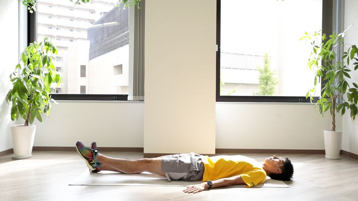 仰向けで寝ている図