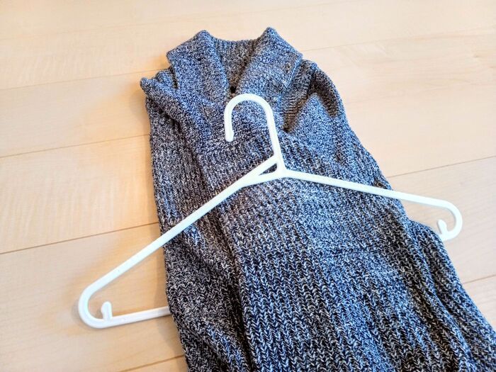【ニットの型崩れ】はもう卒業！ハンガーにかけたときの「肩のポッコリ」を防ぐ裏ワザとは♪