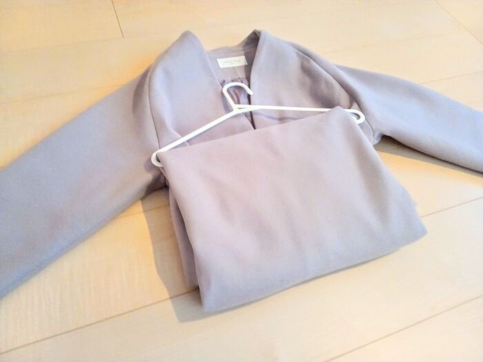 【ニットの型崩れ】はもう卒業！ハンガーにかけたときの「肩のポッコリ」を防ぐ裏ワザとは♪