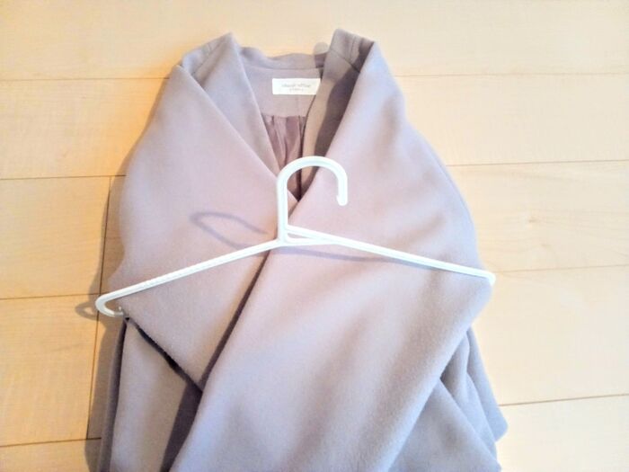 【ニットの型崩れ】はもう卒業！ハンガーにかけたときの「肩のポッコリ」を防ぐ裏ワザとは♪