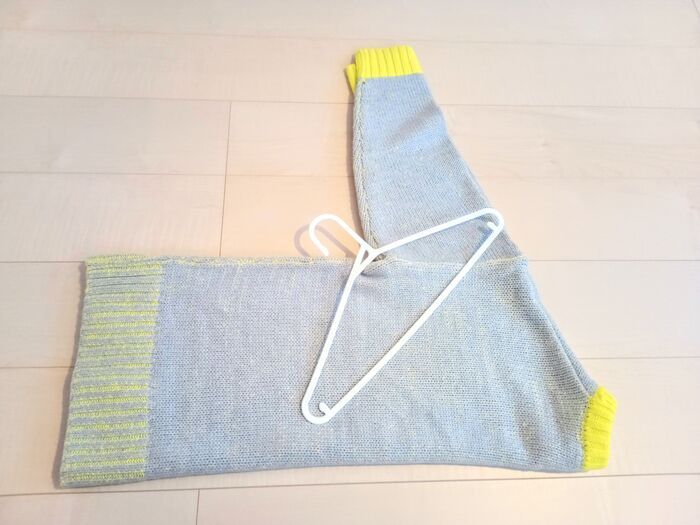 【ニットの型崩れ】はもう卒業！ハンガーにかけたときの「肩のポッコリ」を防ぐ裏ワザとは♪