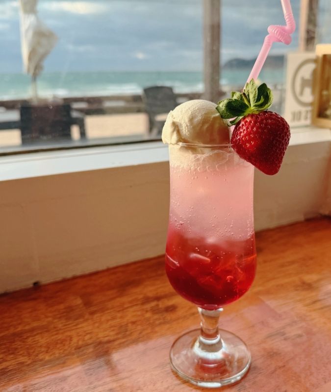 【光の道開運スイーツフェアvol.７】CAFÉ DE BOCCO（カフェ ド ボッコ）「光の道 いちごのクリームソーダ 」