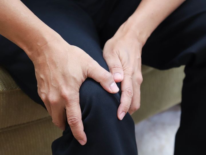 【形成外科医が回答】「偽痛風」は名前に「偽」と付きますが、決して痛風より軽い病気ではありません。特徴と痛風との違い、高齢者が特に注意すべきポイントについて解説します。