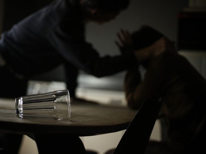 夫の嫌みに10年耐え続け、やっと離婚できたという44歳女性。ところが、彼女は病気になり連絡してきた元夫を見捨てることができず、また嫌な思いをさせられる。自分を傷つける相手とは縁を切ることも大事なのではないだろうか。※サムネイル画像：PIXTA