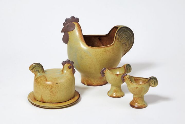 左から、にわとりのバターケース（大）￥15,400、エッグカップ（大）￥22,000、エッグカップ（2 個セット）￥11,000 ／かしわ窯