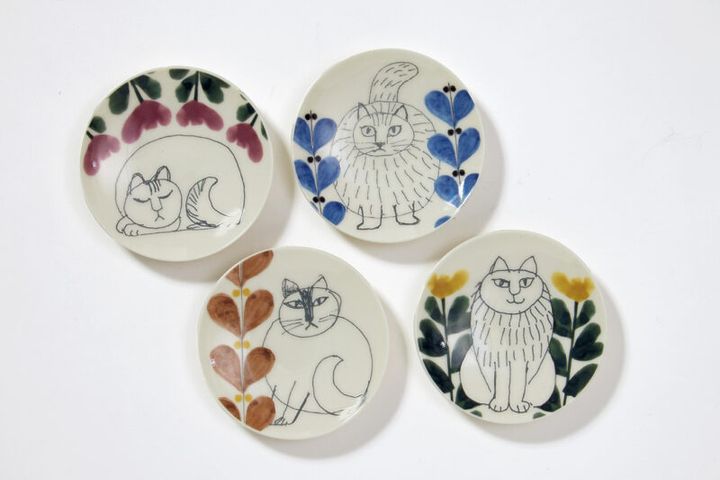 茶碗￥1,485、湯呑￥1,540、豆皿４枚セット￥3,300 ／山加商店