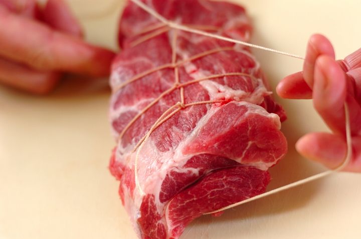 作り置きに！豚肉のやわらか紅茶煮の下準備1