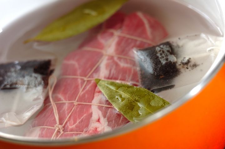 作り置きに！豚肉のやわらか紅茶煮の作り方1