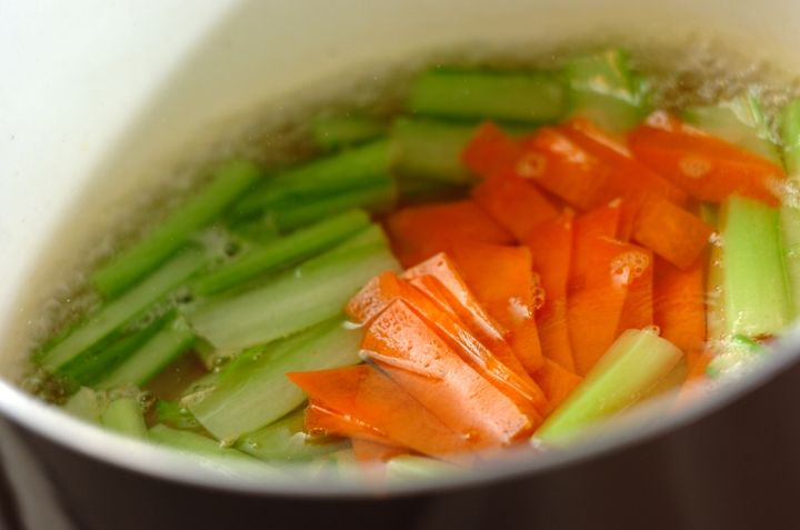 小松菜と油揚げの白だし煮の作り方1