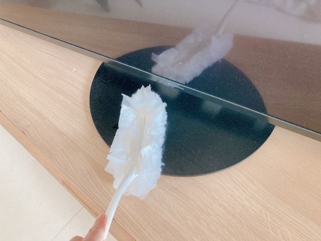 テレビの下をモップで掃除