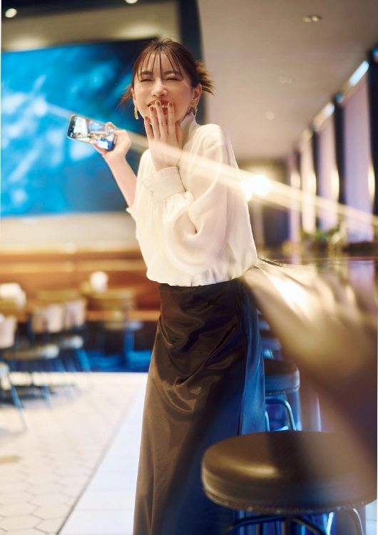 【毎日コーデ】透け感のあるブラウスで結婚式の二次会へ