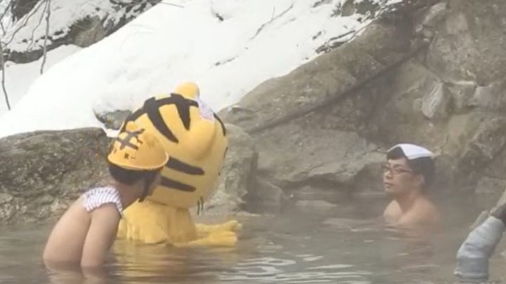 「しまじろうが温泉に入ってる……！」「お湯加減はどうかな？」