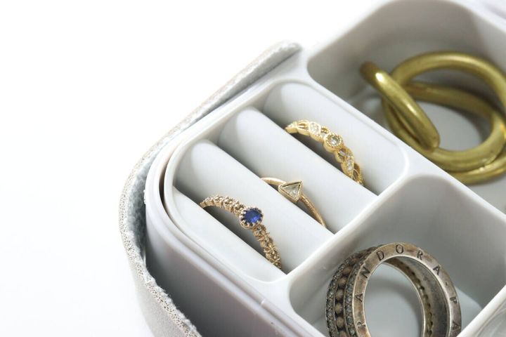 ダイソーのアクセサリー収納ボックス 外せるタイプは指輪を3つ収納できる