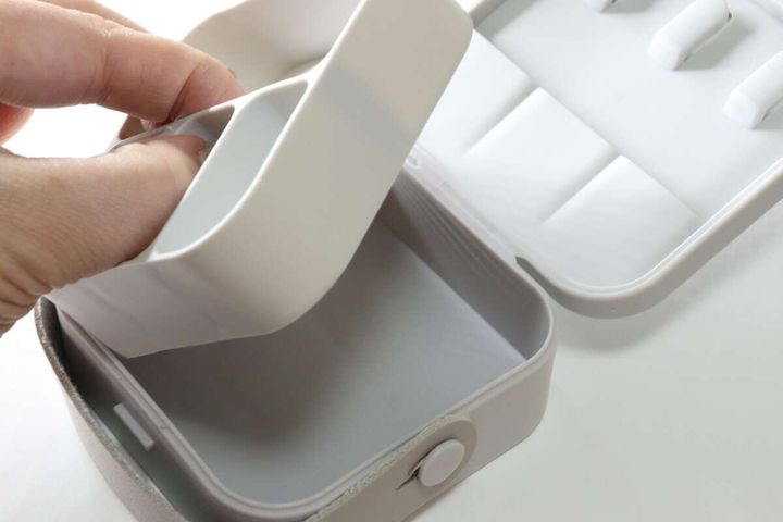 ダイソーのアクセサリー収納ボックス 外せるタイプはトレーを取り外せる