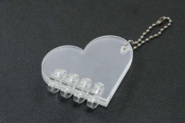 セリアのバインダーアルバムキーホルダー ハートのビジュアル