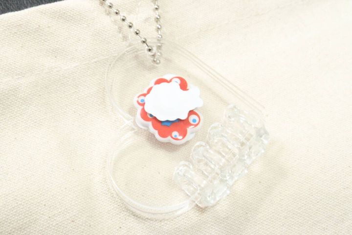 セリアのバインダーアルバムキーホルダー ハートをカバンに付ける