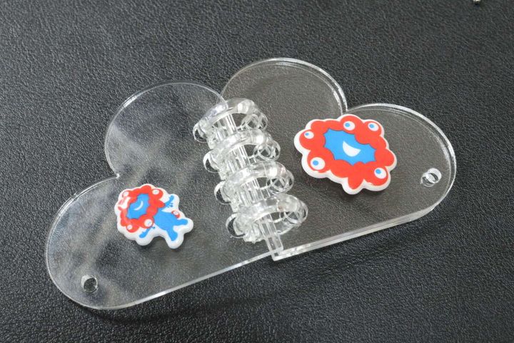 セリアのバインダーアルバムキーホルダー ハートにシールを貼る