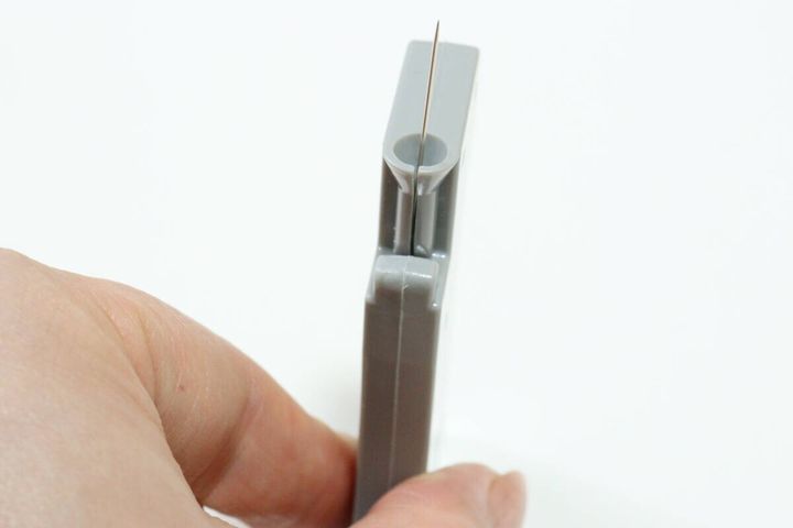 ワンタッチ糸通し 針を設置