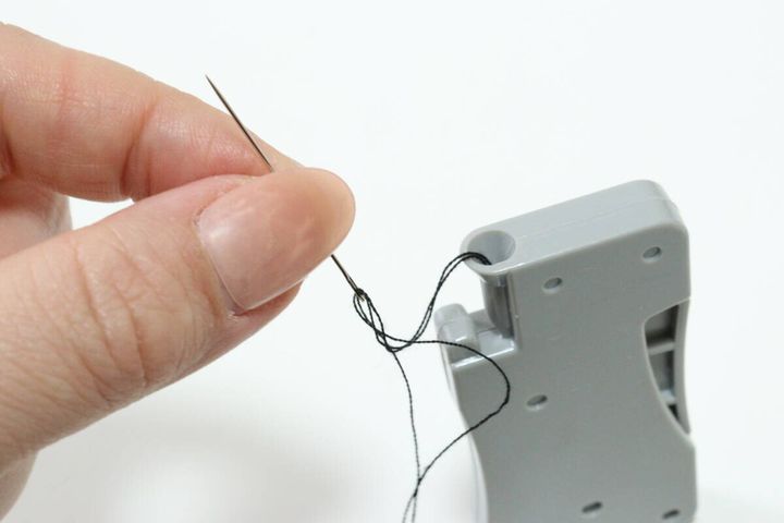 ワンタッチ糸通し 糸を通す