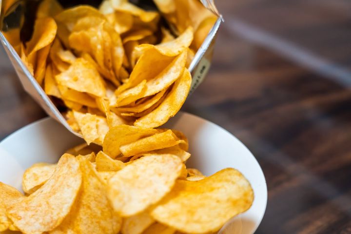 夜にジャンクフードを食べるのがやめられない原因は？（画像はイメージ）