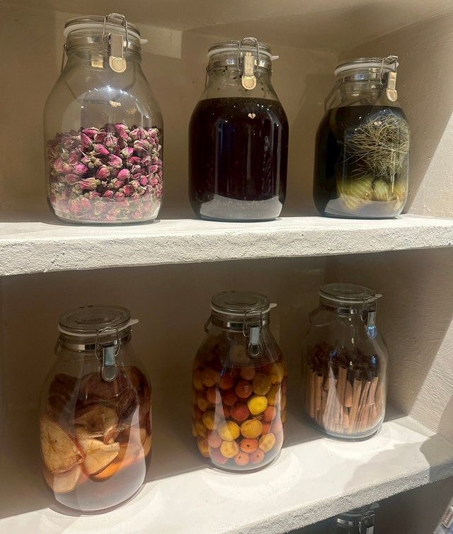 SCOBY TEAのフレーバー素材が入った瓶が並ぶ棚