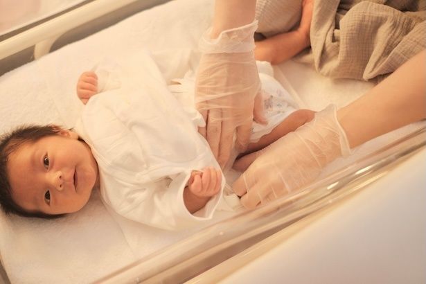 赤ちゃんをお世話する様子