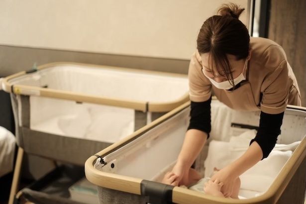 助産師と赤ちゃんの様子(イメージ)