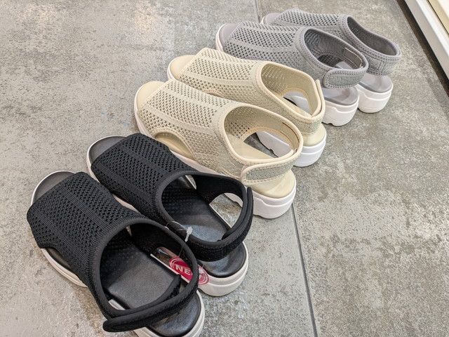 3色のヒールストラップニットサンダル