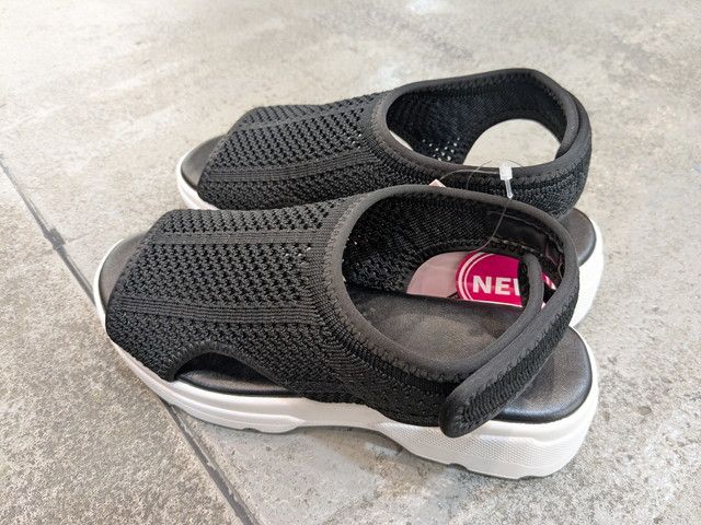 黒のヒールストラップニットサンダル