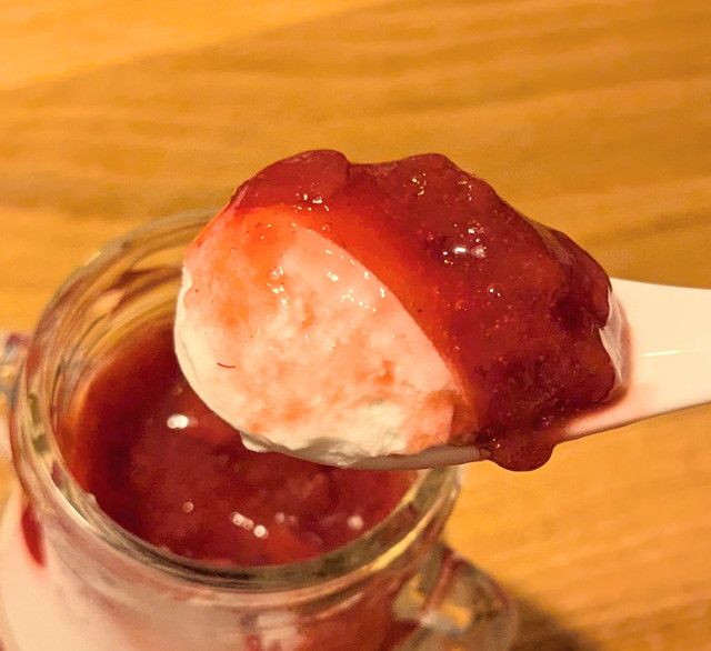 MILK'OROのヨーグルトのクリームババロワ スプーンですくった様子