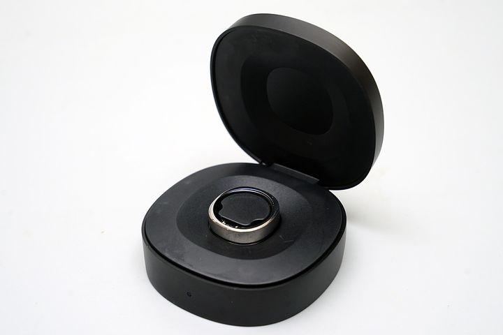 充電ケースが付属することで、筆者のスマートリングへの不満がほぼ解消しました。