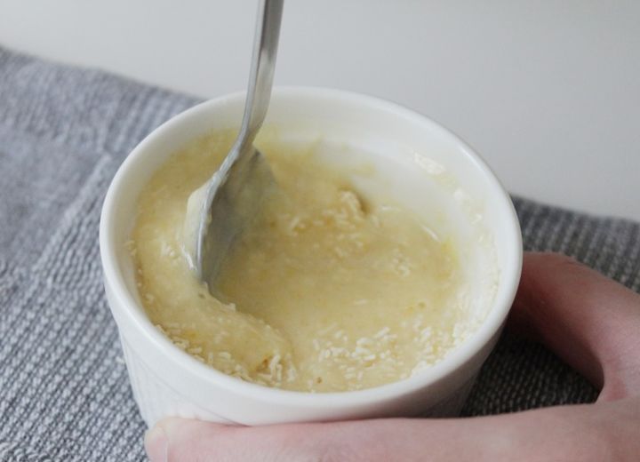 まぜのびチーズソースの素にお湯を足した様子