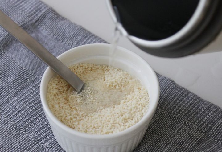 まぜのびチーズソースの素にお湯を足した様子