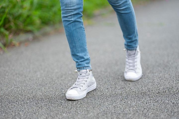 つま先を上げないと、つまづきやすくなります。