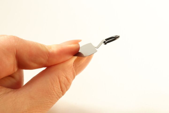 セリアの薄いスマートフォンストラップホルダー ステンレス 1P