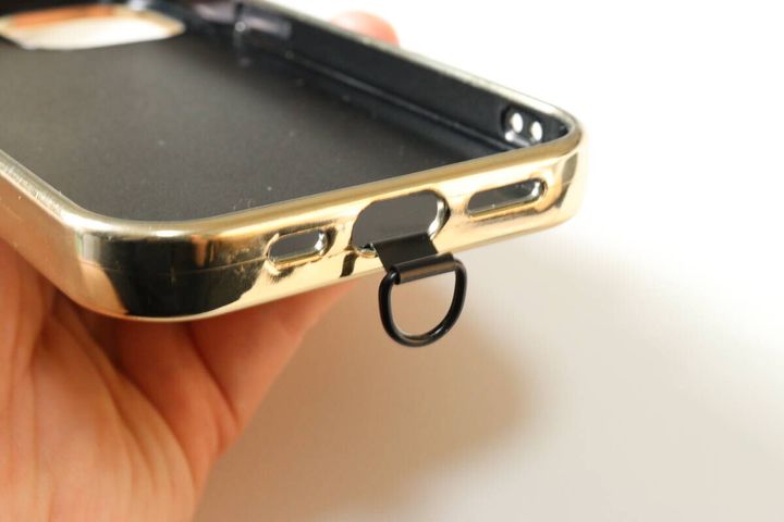 セリアのスマートフォンストラップホルダー ステンレス 1Pの装着後