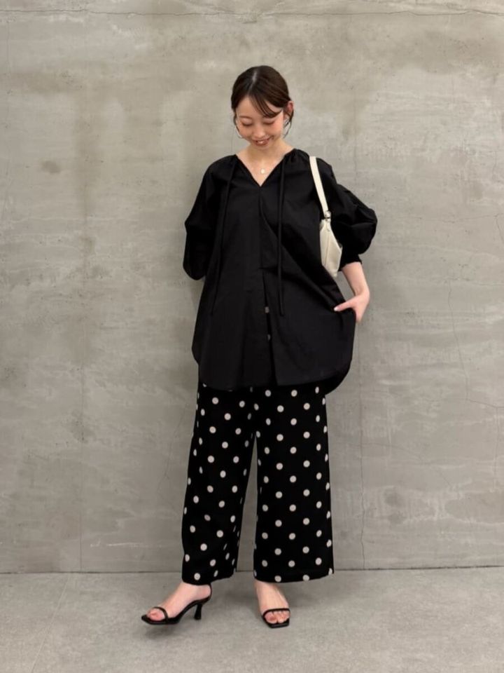 2026春大人女性おすすめ黒チュニックブラウスコーデ