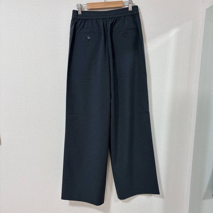 ユニクロイージータックパンツ DARK GRAYの背面