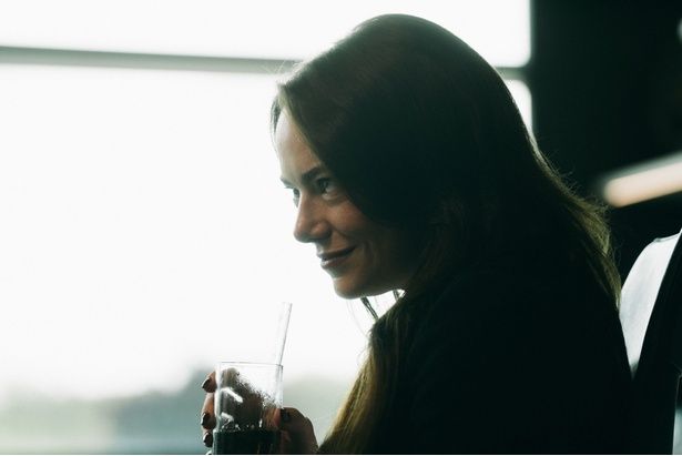 エマ・ストーンとの共演を振り返る [c]2025 FOCUS FEATURES LLC.