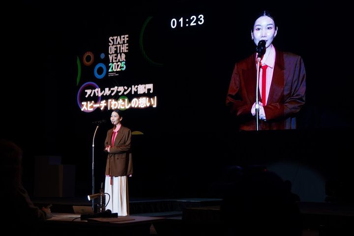 画像: 仁藤さん：販売員歴12年。現在は、トゥモローランド 丸の内店勤務。「STAFF OF THE YEAR 」2024年大会では予選敗退。再挑戦となる2025年大会ではラウンド1で敗退するものの、敗者復活枠で再び戦線復帰。見事グランプリを勝ち取った。 store.tomorrowland.co.jp